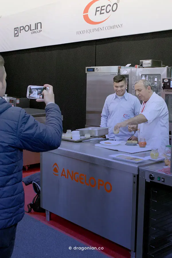 Chef profesional italiano provando productos de la marca Angelo Po en Colombia. Foto por dRaGoNian.