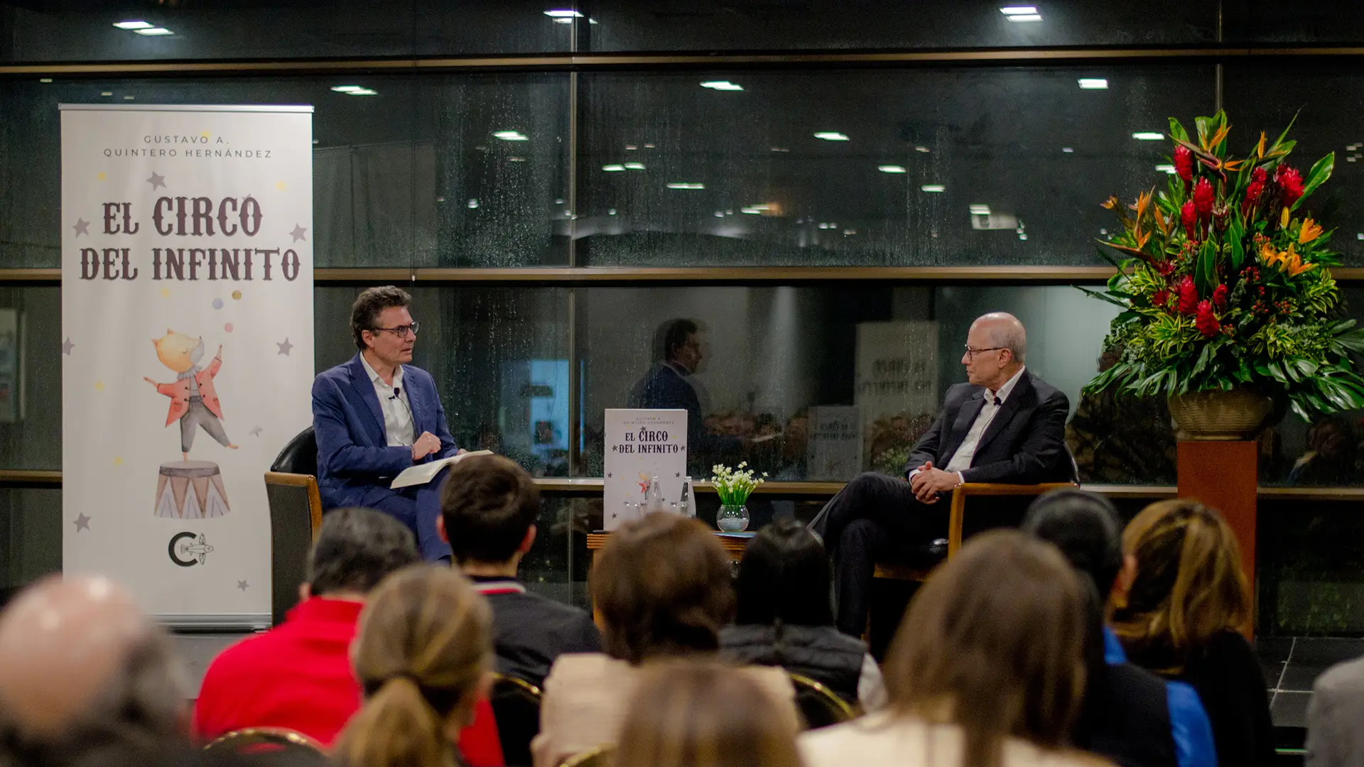 Hombres sentados conversando. Lanzamiento de libro en Colombia.