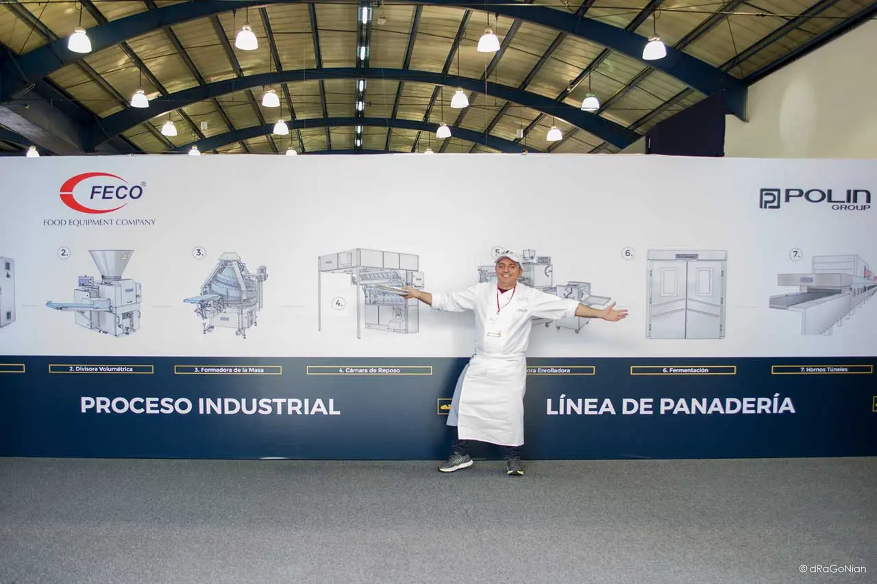 Muro de Stand con persona feliz y levantando los brazos